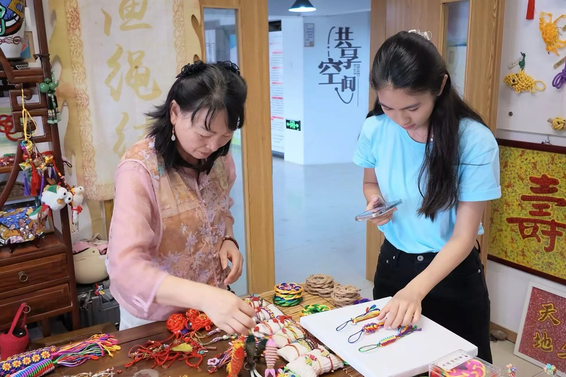 李芝琴老师向团队成员展示渔绳结手工作品